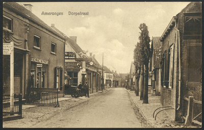 16685 Gezicht in de Overstraat te Amerongen, met links de Kleine Bazar.